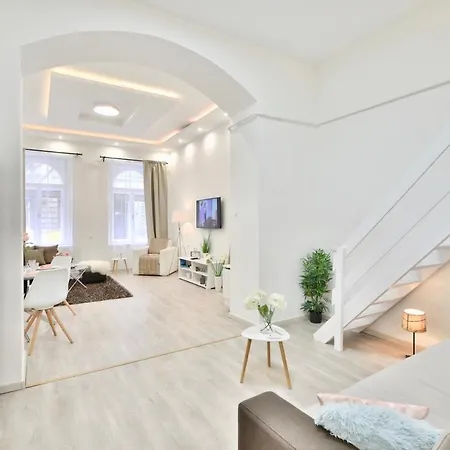 Bambi's Downtown Apartment